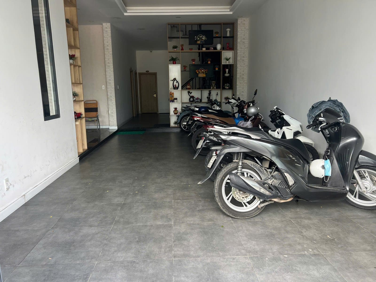 Xe máy để trong sảnh khách sạn, có mái che