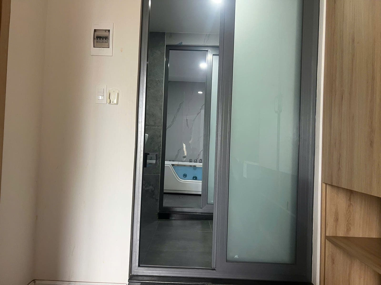 Lối vào nhà vệ sinh trong phòng khách sạn, cửa kính mờ