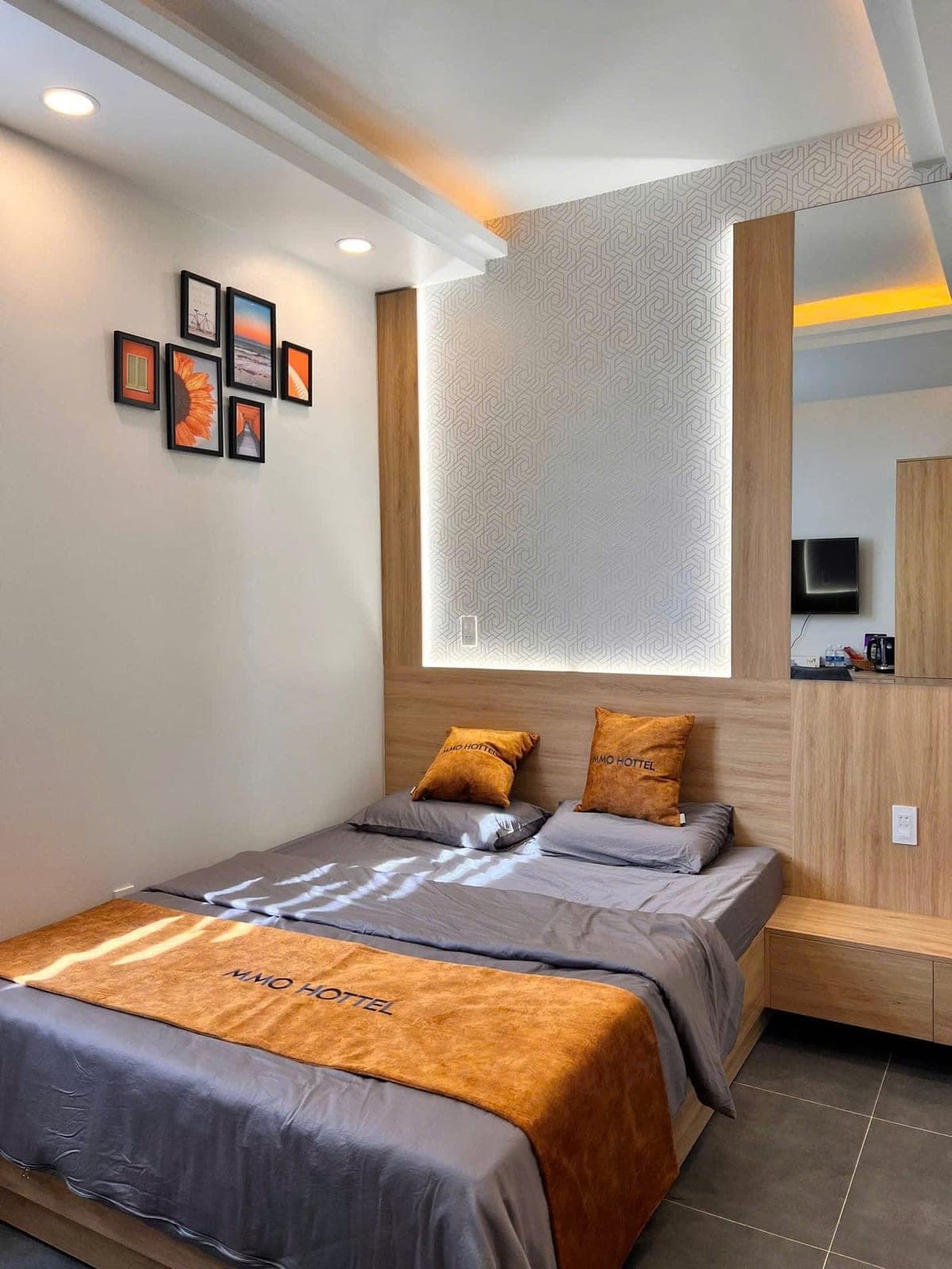 Phòng VIP MMO HOTEL với tường giấy dán hoa văn