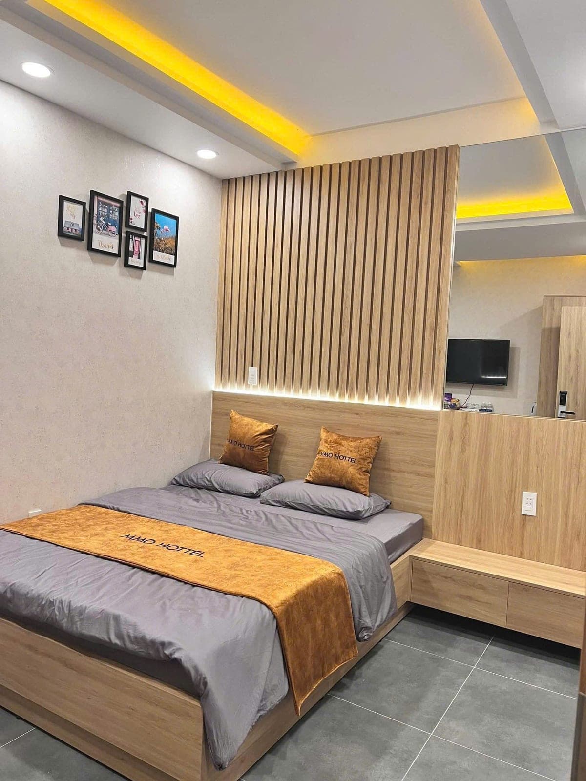 Phòng thường MMO HOTEL: giường đôi, tường gỗ nan và tivi